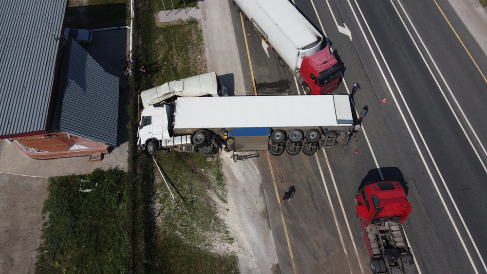 Aerial view of jackknife truck accident illustrating multi party liability in Austin